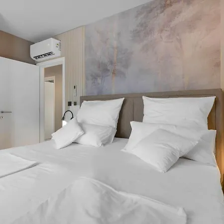 Otel 8 - Luxury Roof Pools 4*